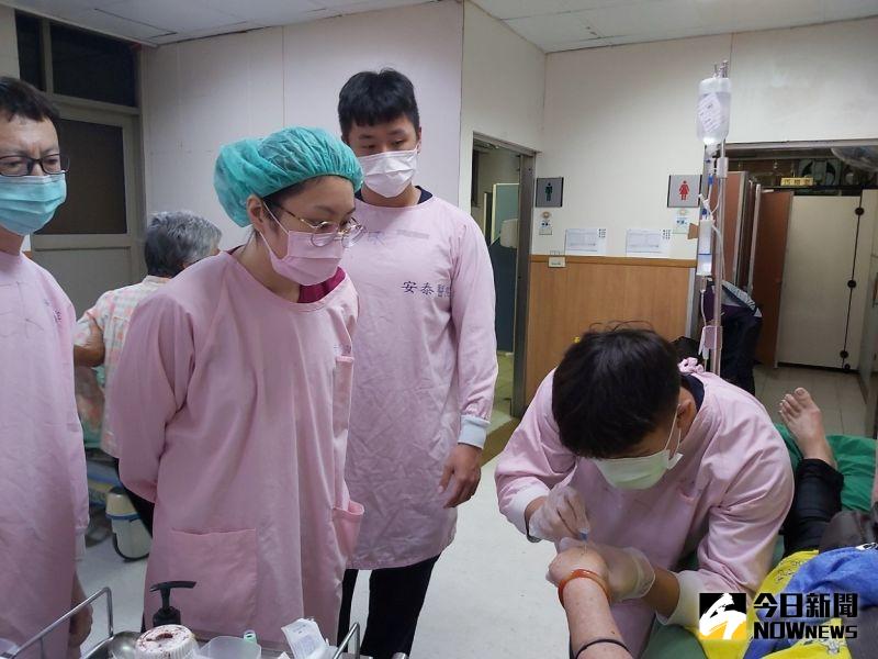 ▲中級救護技術員訓練課程包含血糖監測,靜脈管路的建立、靜脈滴注與注射等進階侵入性訓練,學員在歷經嚴格學習並通過各項考驗才取得以上證書。(圖/郭俊暉攝,2021.09.17)