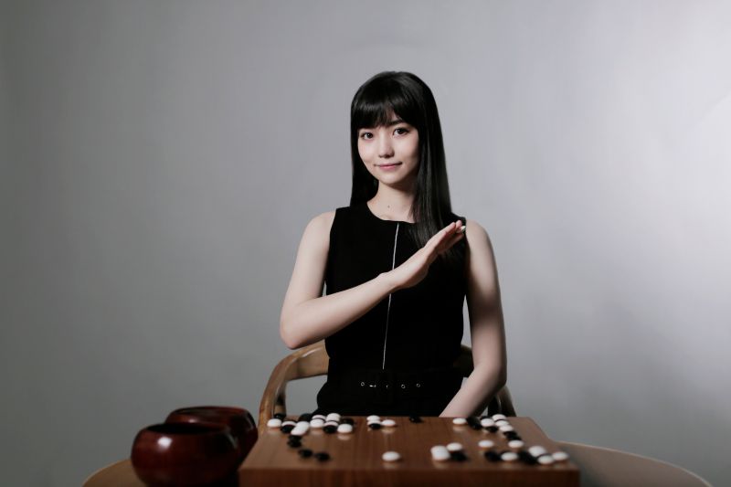 ▲黑嘉嘉以圍棋老師的身分,推出《黑嘉嘉圍棋教室》專屬APP。(圖/《黑嘉嘉圍棋教室》提供)
