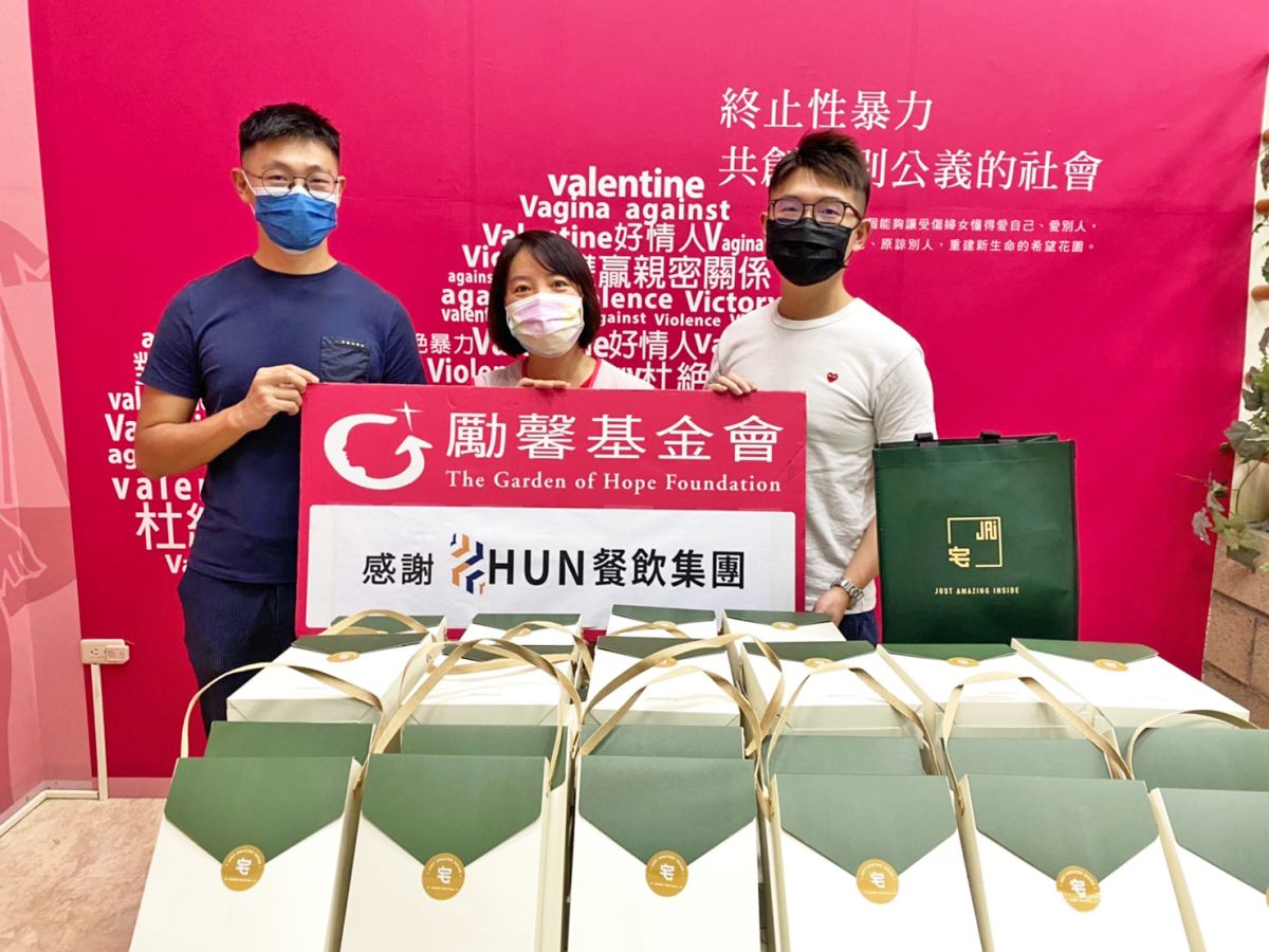 ▲HUN餐飲集團捐款再贈150蛋黃酥禮盒，中秋送暖關懷弱勢婦女。（圖／業者提供）