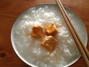 ▲有食客揭露了超強的搭配是「白粥配豆腐乳」。（示意圖／翻攝自唐人街臉書）