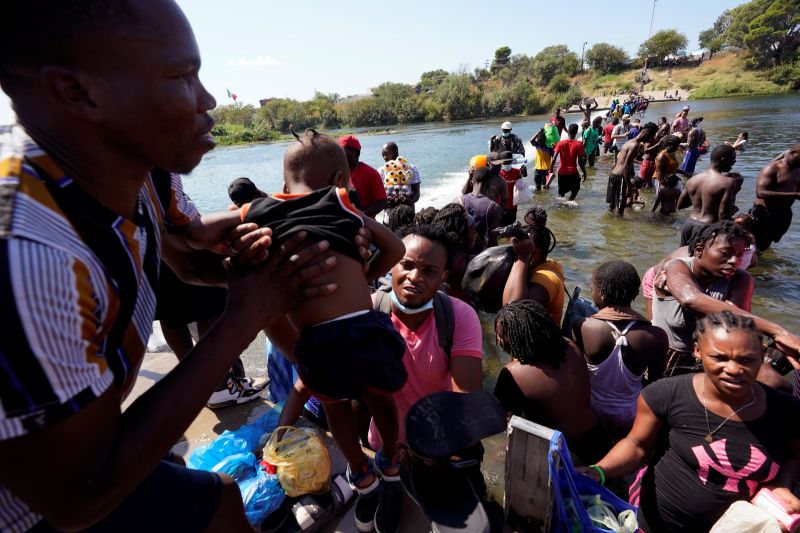 無證移民萬人集結美德州大橋下　多數來自海地
