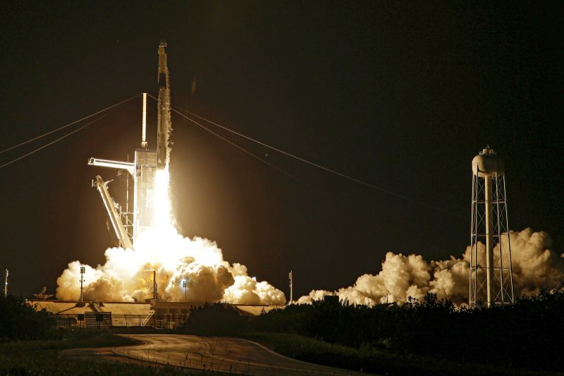 ▲太空探索技術公司的獵鷹9號火箭，15日將搭載著4名非職業太空人的太空船，成功送上天際。（圖／美聯社／達志影像）