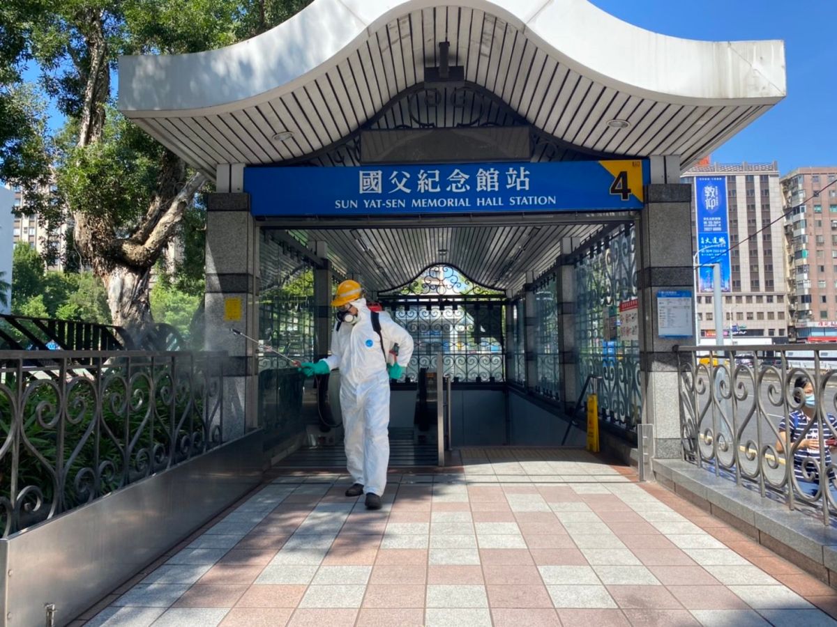 ▲北市環保局持續10大人潮聚集場域消毒。(圖／北市環保局提供)
