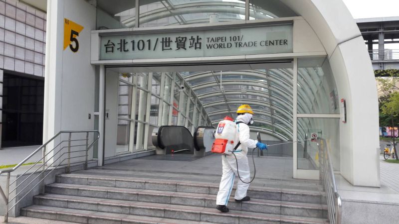 ▲北市環保局持續10大人潮聚集場域消毒。(圖/北市環保局提供)