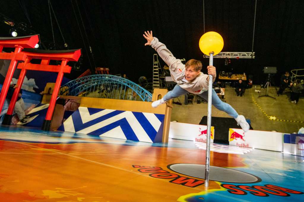▲來自拉脫維亞的Red Bull跑酷運動員Pavel挑戰真人彈珠台。（Red Bull 提供）