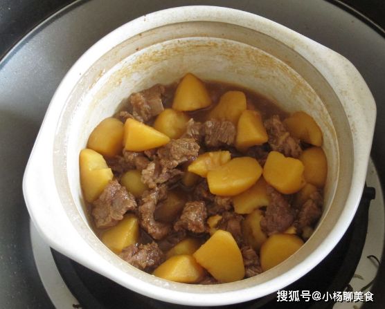 ▲燉牛肉「2禁忌」要注意,否則牛肉容易腥味過重。(圖/翻攝自《小楊聊美食》)