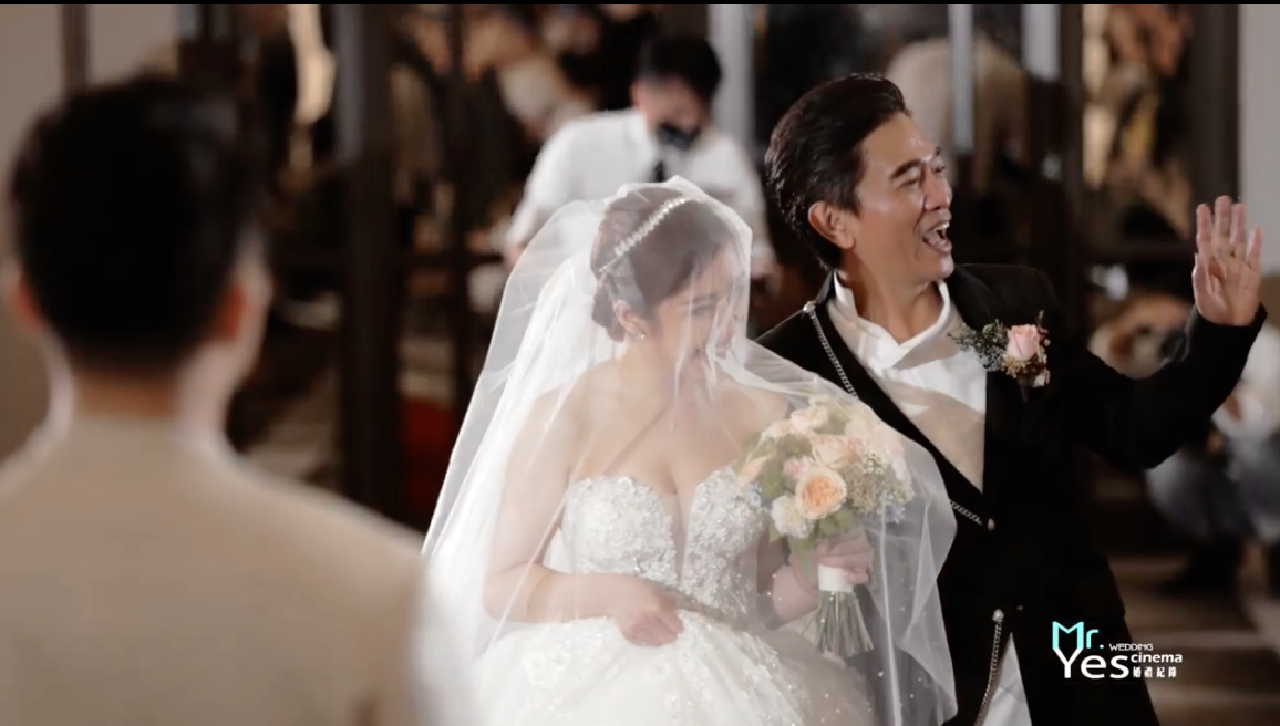 ▲吳宗憲牽著二女兒吳則含的手走進婚宴現場。（圖／翻攝YES先生專業錄影團隊臉書）