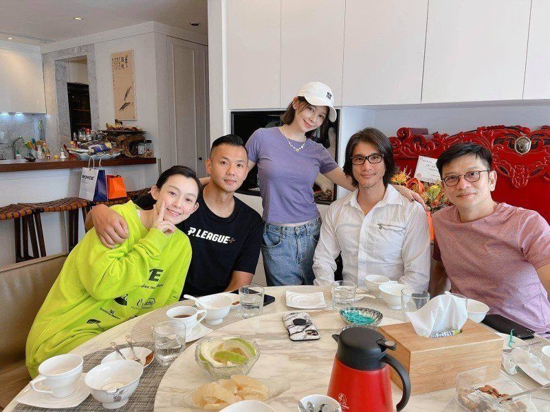 ▲藝人范瑋琪（左起）、黑人、徐若瑄、王力宏和陳子鴻在9月時，曾一起在家中聚餐。(圖／翻攝自徐若瑄IG)