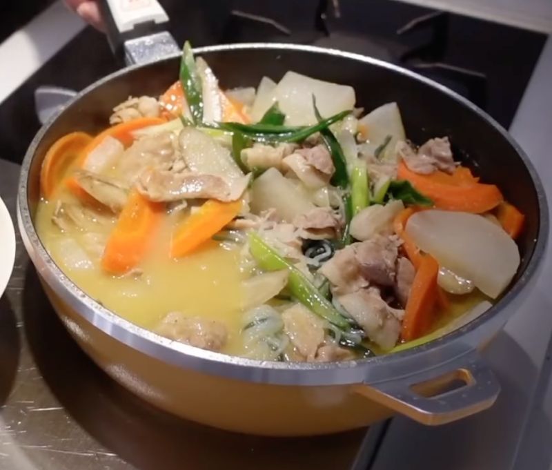 ▲男網友分享日本早餐必備的「豬肉味噌湯」做法。（圖／翻攝自《我愛全聯-好物老實說》）