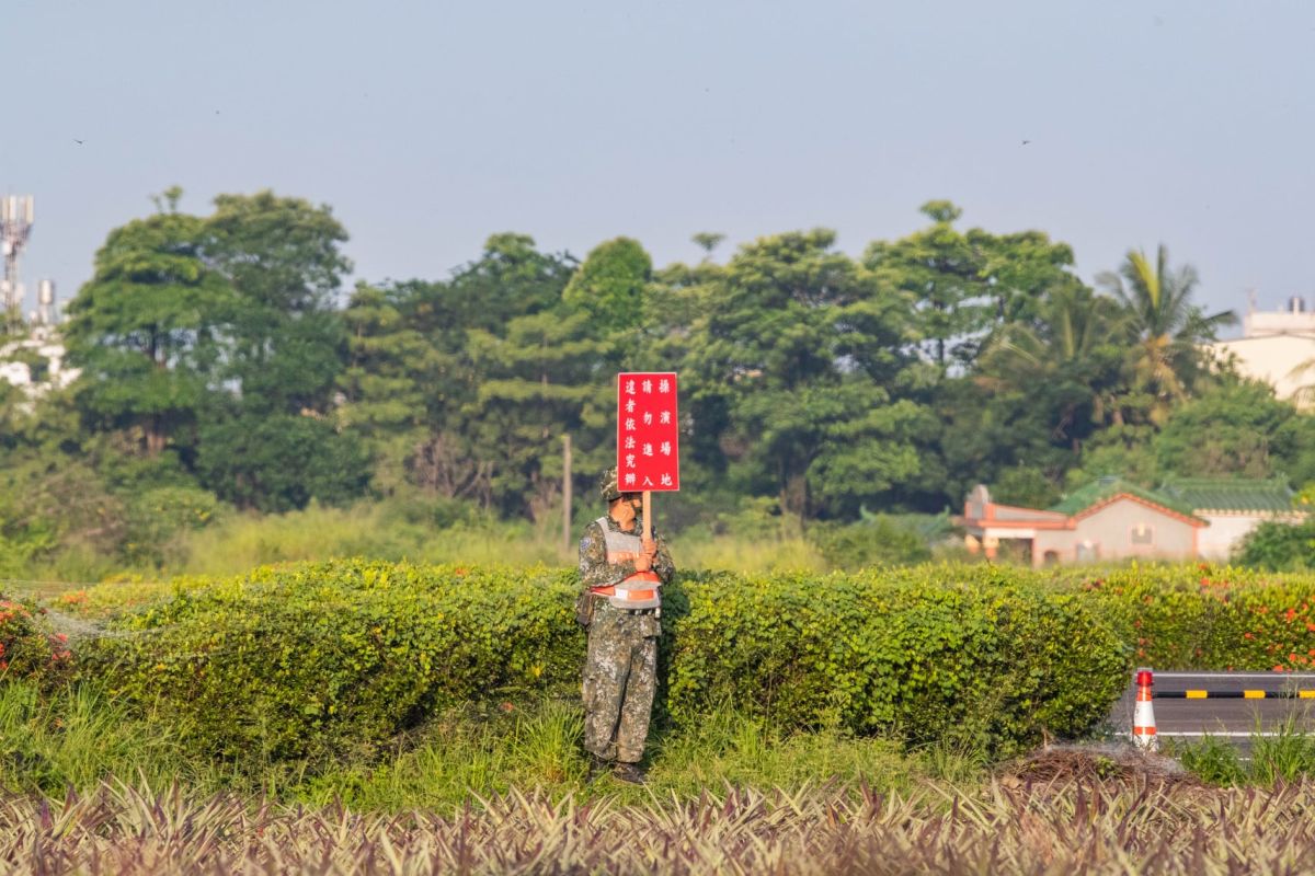 ▲佳冬戰備道演習期間，為免民眾擅入而舉起的警告告示牌，這著實背離全民國防的意義。（圖／作者提供）