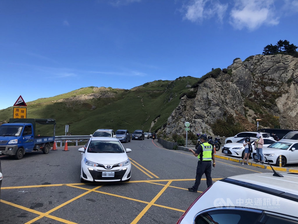 ▲中秋連假第2天，合歡山出遊潮爆量，人車比18日更多，遊客19日一早上山搶停車場，上午6、7時就停滿，警方加強疏導。（仁愛分局提供）中央社記者蕭博陽南投傳真 110年9月19日