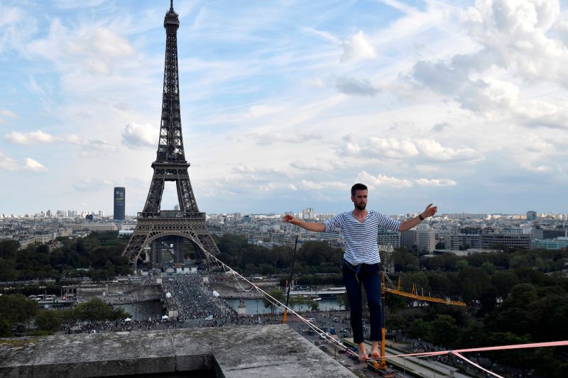 ▲27歲法國走繩好手鮑蘭18日成功從巴黎著名地標艾菲爾鐵塔橫空跨越600公尺走到塞納河對岸。（圖／美聯社／達志影像）