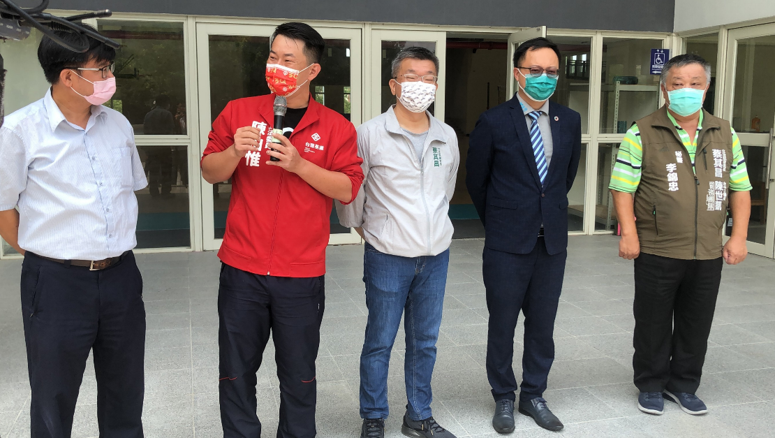 ▲台灣基進立委陳柏惟（左2）表示，自己團隊會協助加強田間管理、採後品管與運送程序，讓台灣的水果不是只能就近銷往中國。（資料照／陳柏惟辦公室提供）