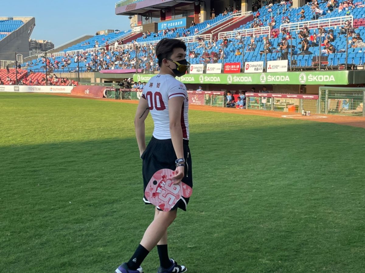 ▲網紅團體「反骨男孩」孫生裝扮樂天女孩現身球場。（圖／吳政紘攝）