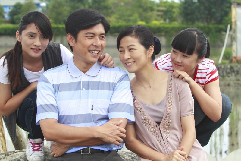 ▲《雨露》由方文琳(右二)、蘇炳憲(左二)領銜主演。(圖/大愛)