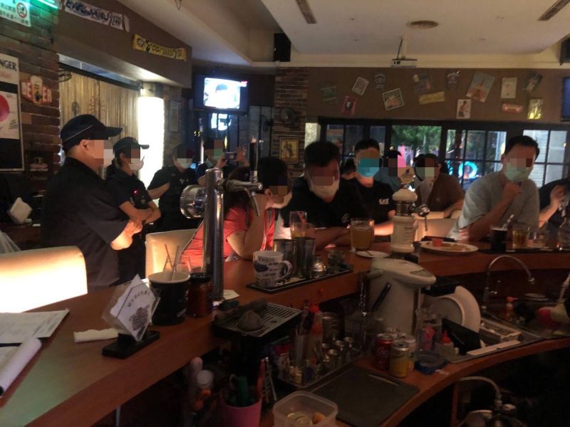 ▲高市衛生局長黃志中中秋連續假期一連2天會同高市警察局,針對高雄市區內餐酒館及酒吧進行聯合稽查。(圖/高市府提供)