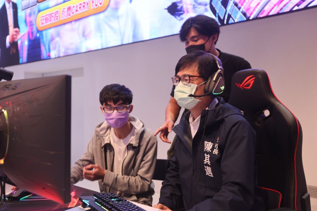 ▲市長陳其邁今天出席「2021六都電競爭霸戰」並臨時加入表演賽雖然剛開始頻被打爆，最後還是發揮實力，奪得勝利。（圖／高市府提供）