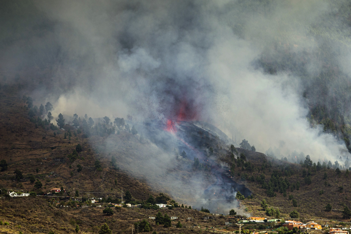 ▲西班牙加納利群島政府表示，位在拉帕馬島（La Palma）南部的一座火山今天噴發。（圖／美聯社／達志影像）