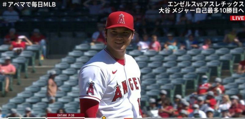 ▲大谷翔平對運動家打者微笑。(圖/取自Abema)