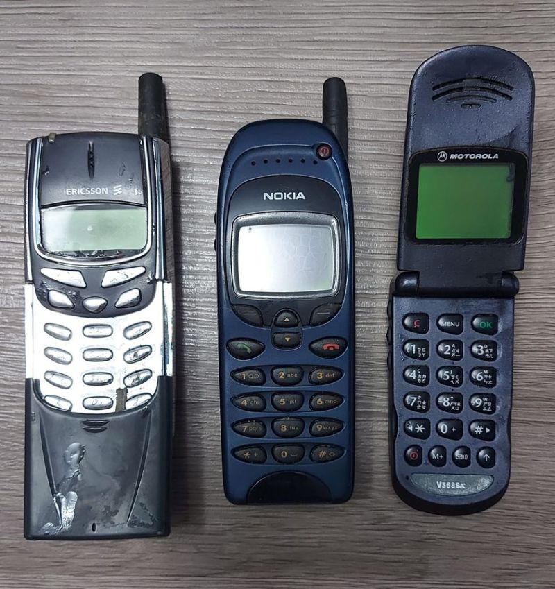 ▲網友們看到這三款手機，紛紛驚呼「這三隻就是傳說啊」。（圖／翻攝自《爆怨公社》）