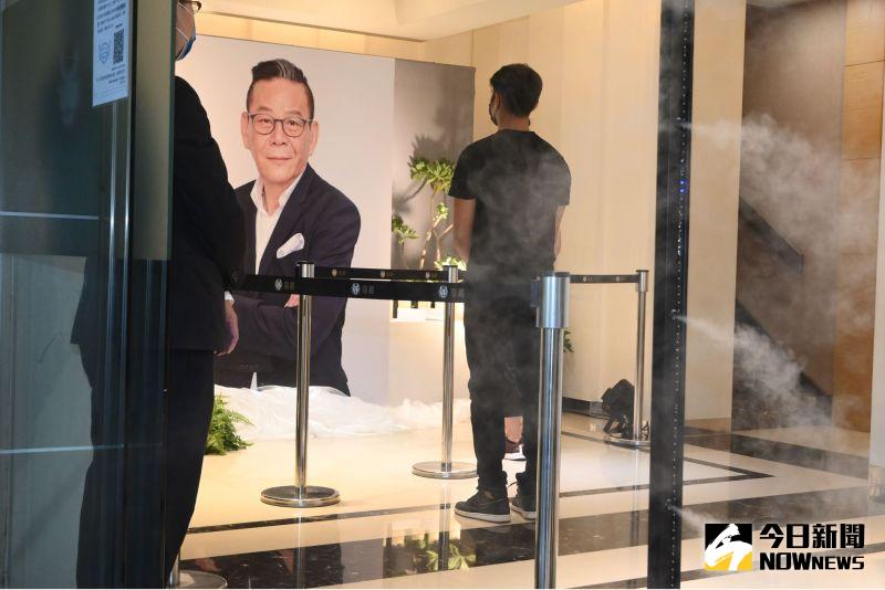 ▲亮哲送別龍劭華。(圖/記者林柏年攝)