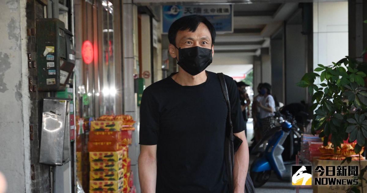 ▲金馬影帝陳以文悼念龍劭華。（圖／記者林柏年攝）