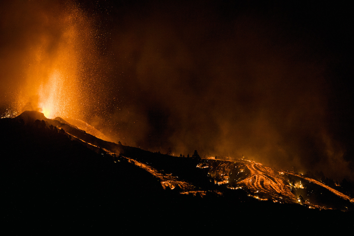 ▲西班牙拉帕馬島老峰火山19日發生噴發。（圖／美聯社／達志影像）