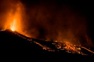 西班牙加納利火山爆發　熔岩觸海恐釋放有毒氣體
