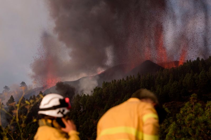 ▲西班牙拉帕馬島（La Palma）上的火山噴發導致熔岩四溢已進入第4天，熔岩吞噬許多民宅與田野，專家預估，若是熔岩流入大海，將引發更多爆炸與有毒氣體的煙雲。（圖／美聯社／達志影像）