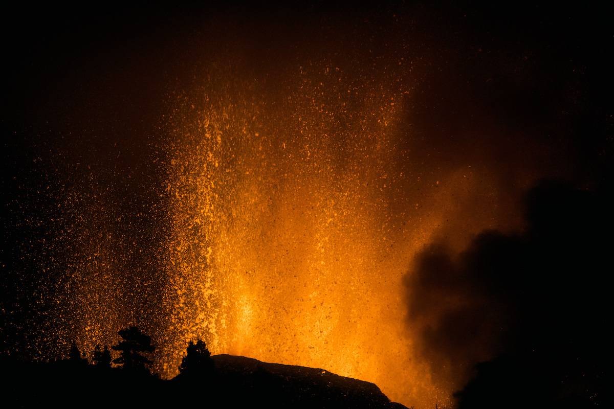 ▲西班牙拉帕馬島（La Palma）火山附近的建築，今天上午遭熔岩流吞沒，同時天空閃電交加，使熔岩噴發的景象更添戲劇性。圖為老峰火山上個月中旬噴發情形。（圖／美聯社／達志影像）