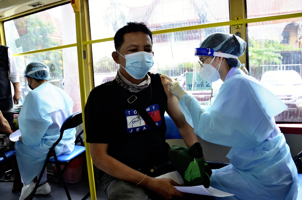 ▲為了讓年長者或殘障人士等不方便移動的族群以及遊民方便打到疫苗，曼谷市政府從9月8日起啟動行動疫苗巴士計畫，讓機動性高的巴士深入社區，盡可能讓更多民眾接種到疫苗。（圖／美聯社／達志影像）