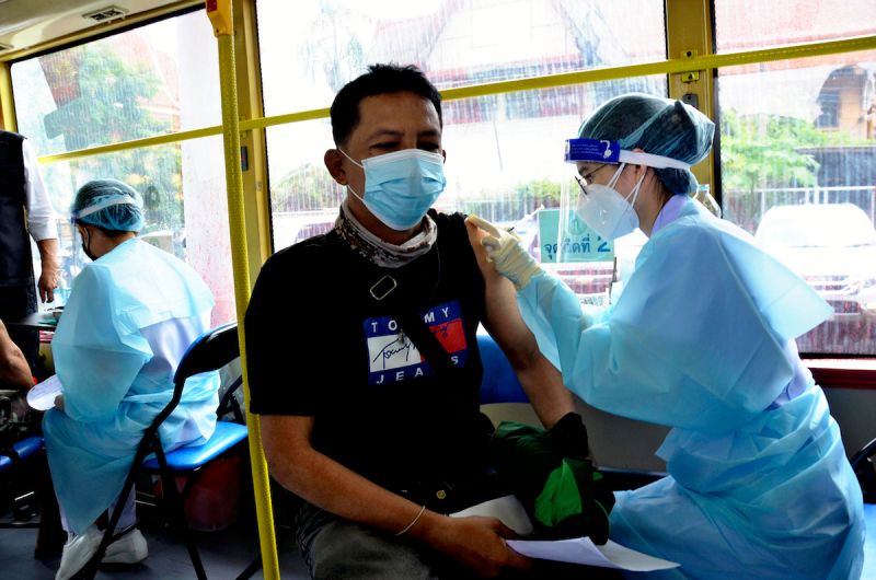 曼谷疫苗巴士深入社區　服務長者和行動不便族群
