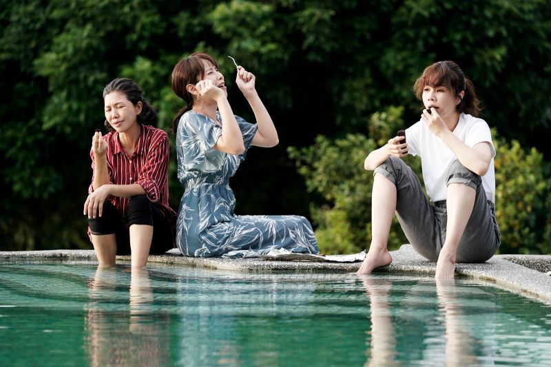 ▲于子育(左起)、天心、謝盈萱在《俗女養成記2》吃到加料布朗尼失控。(圖/華視、CATCHPLAY提供)