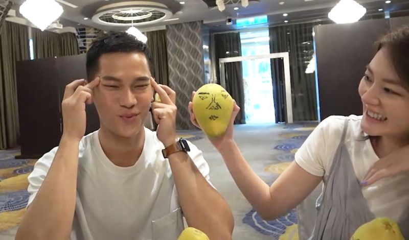 ▲梁瀚名學起鯰魚哥畫的柚子。(圖/TVBS)