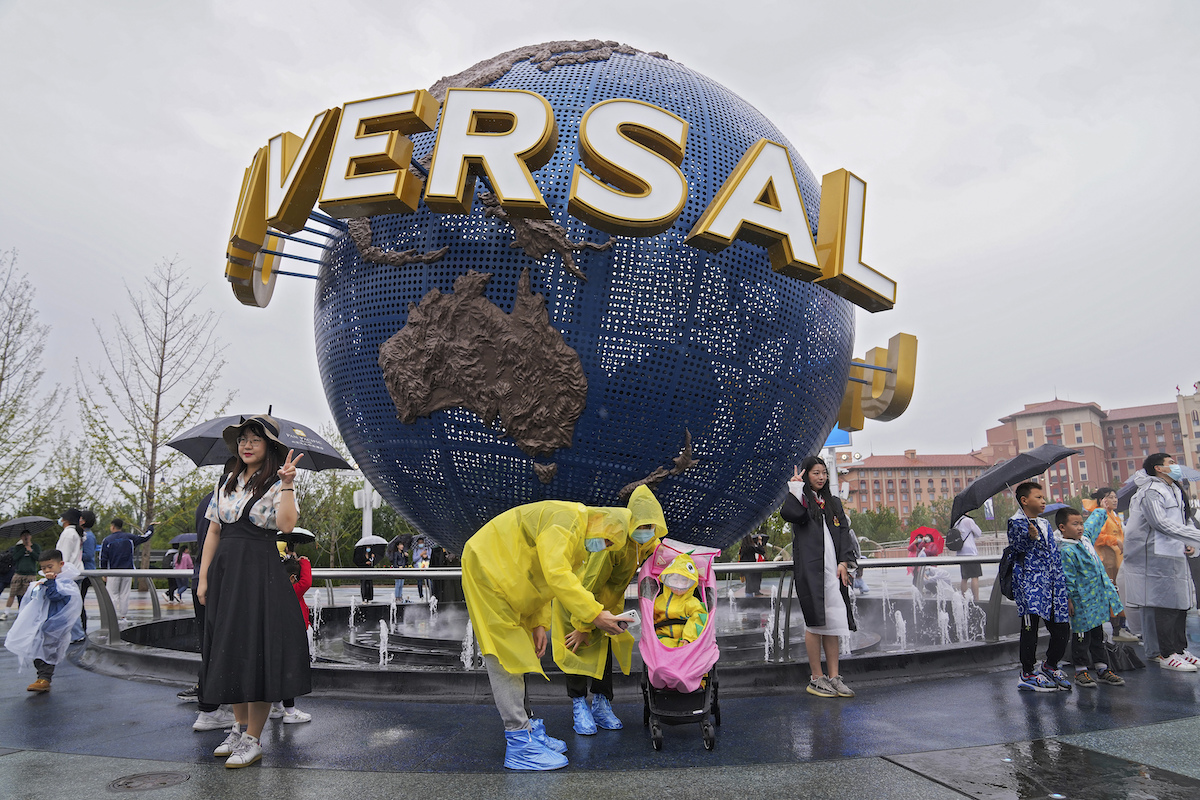 ▲經過20年等待，包括COVID-19疫情造成的延後，北京環球影城終於在20日正式開園。（圖／美聯社／達志影像）