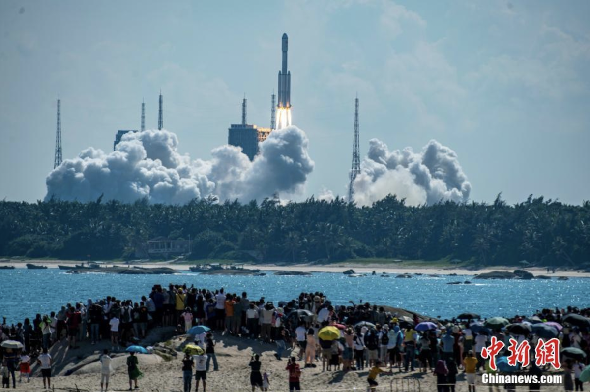 ▲搭載天舟三號貨運飛船的長征七號遙四運載火箭20日下午3時10分在海南的中國文昌航天發射場發射。（圖／翻攝自《中新社》）