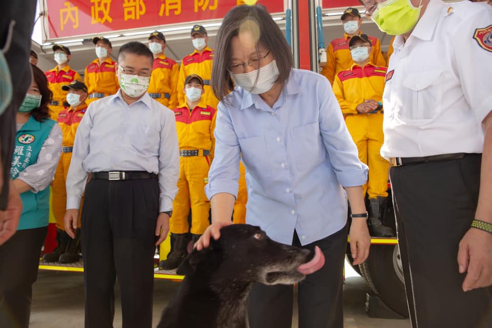 ▲在內政部長徐國勇陪同下，總統蔡英文前往南投竹山的消防署訓練中心，視察消防同仁及搜救犬的防救災演練。(圖／蔡英文臉書)