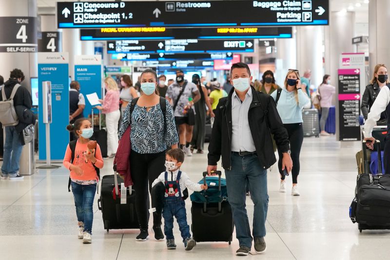 ▲美國入境規定自今日起將不再要求旅客提供陰性篩檢證明。(圖/美聯社/達志影像)