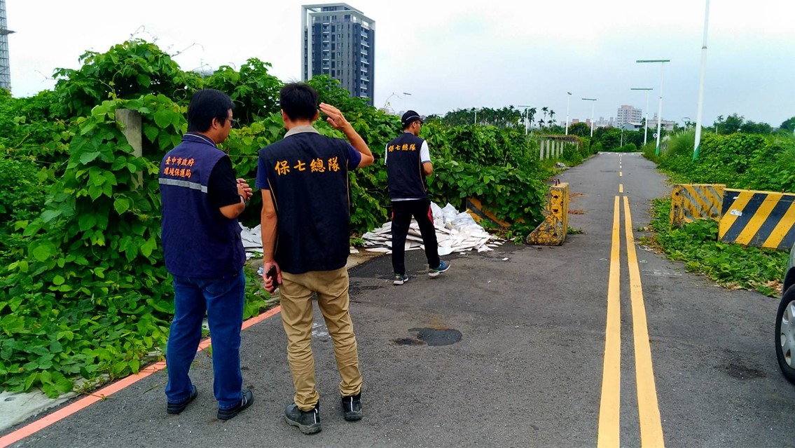 ▲台中市環保局透過雲端網路即時傳輸蒐證，查緝不法業者偷倒廢棄物(圖／環保局提供2021.9.21)