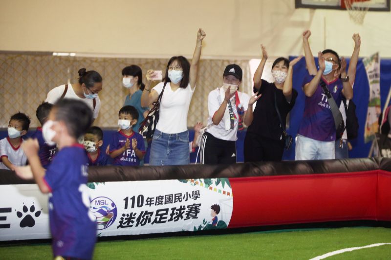 ▲家長犧牲假期到場幫小孩加油打氣。(圖/迷你足球協會提供)