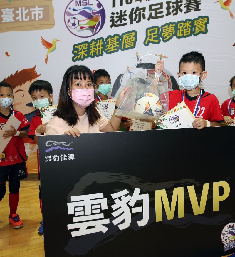 ▲U8磐石足球俱樂部陳柏安(右)賽後獲選雲豹MVP。(圖/迷你足球協會提供)