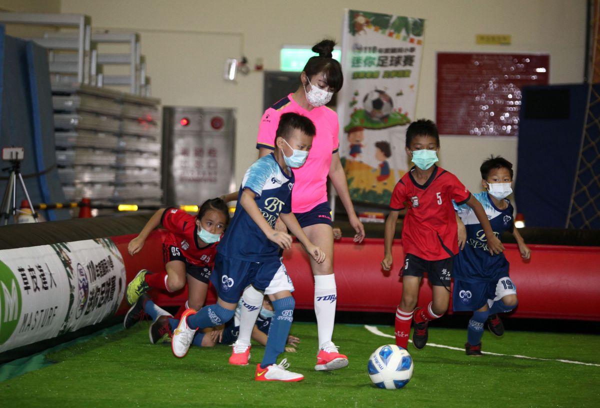 ▲迷你足球推廣大使許淑華親自上場與小球員競技。（圖／迷你足球協會提供）