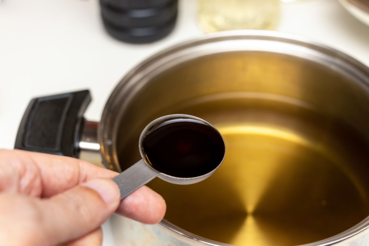 ▲味醂是日式料理不可或缺的調味料，但你知道味醂的「醂」怎麼唸嗎？日前百萬級YouTuber魚乾（Annie）曝光正解後也吸引大批網友直呼長知識。（圖／取自Photo AC）