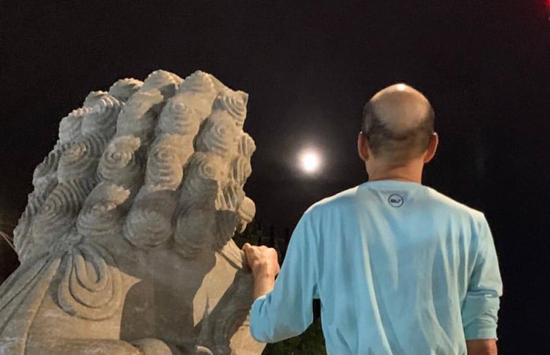在美國過中秋！韓國瑜同框「滿月」自嘲：禿子跟著月亮走
