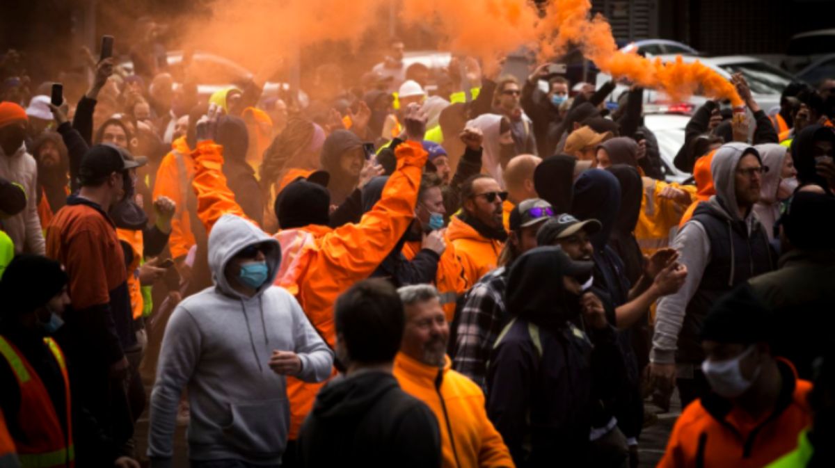 ▲澳洲墨爾本鎮暴警察21日使用胡椒噴霧、泡棉警棍和橡皮球手榴彈，驅散政府強制要求建築工人接種COVID-19疫苗所引發的暴力示威。（圖／翻攝自9 News）