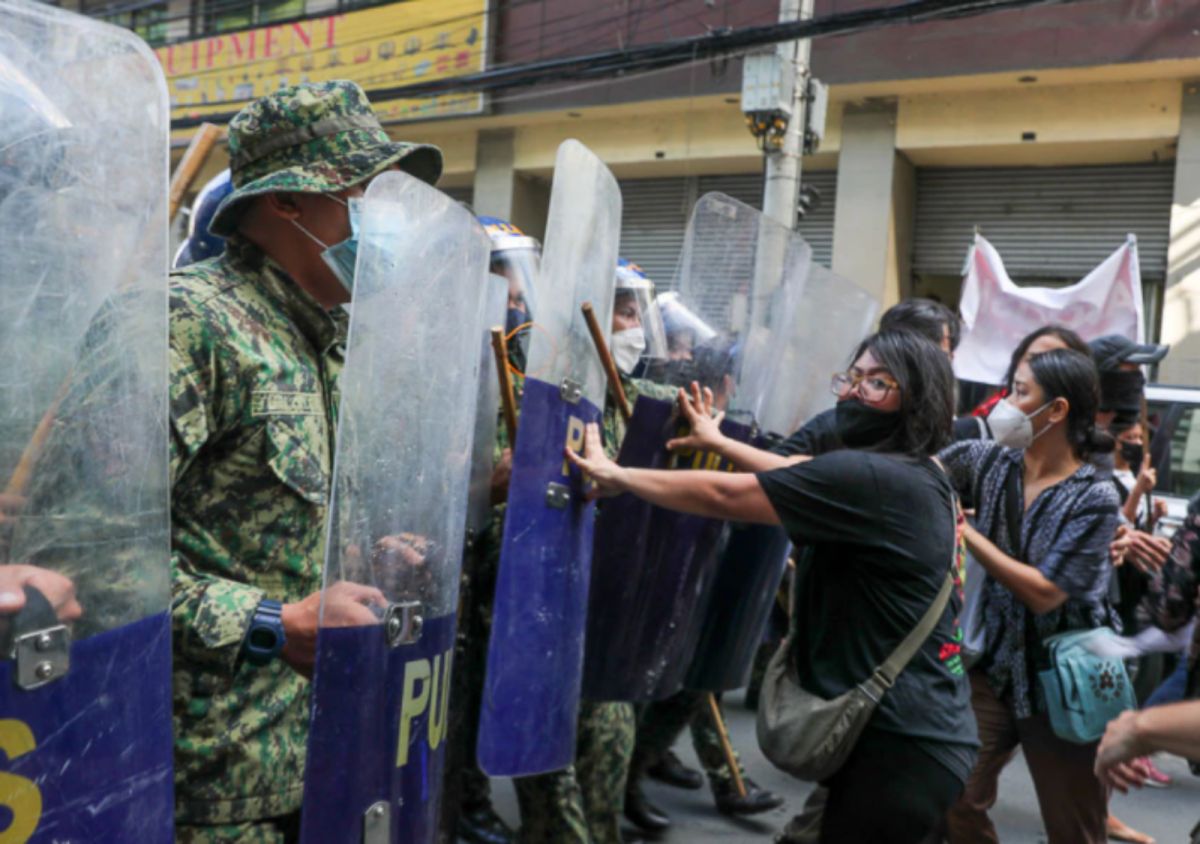 ▲21日是菲律賓前總統馬可仕戒嚴49週年，數千名菲國民眾身穿黑衣，集結在以革命英雄波尼法西奧為名的廣場，大聲疾呼勿讓專制統治在明年大選後復辟。（圖／翻攝自Filipino News）