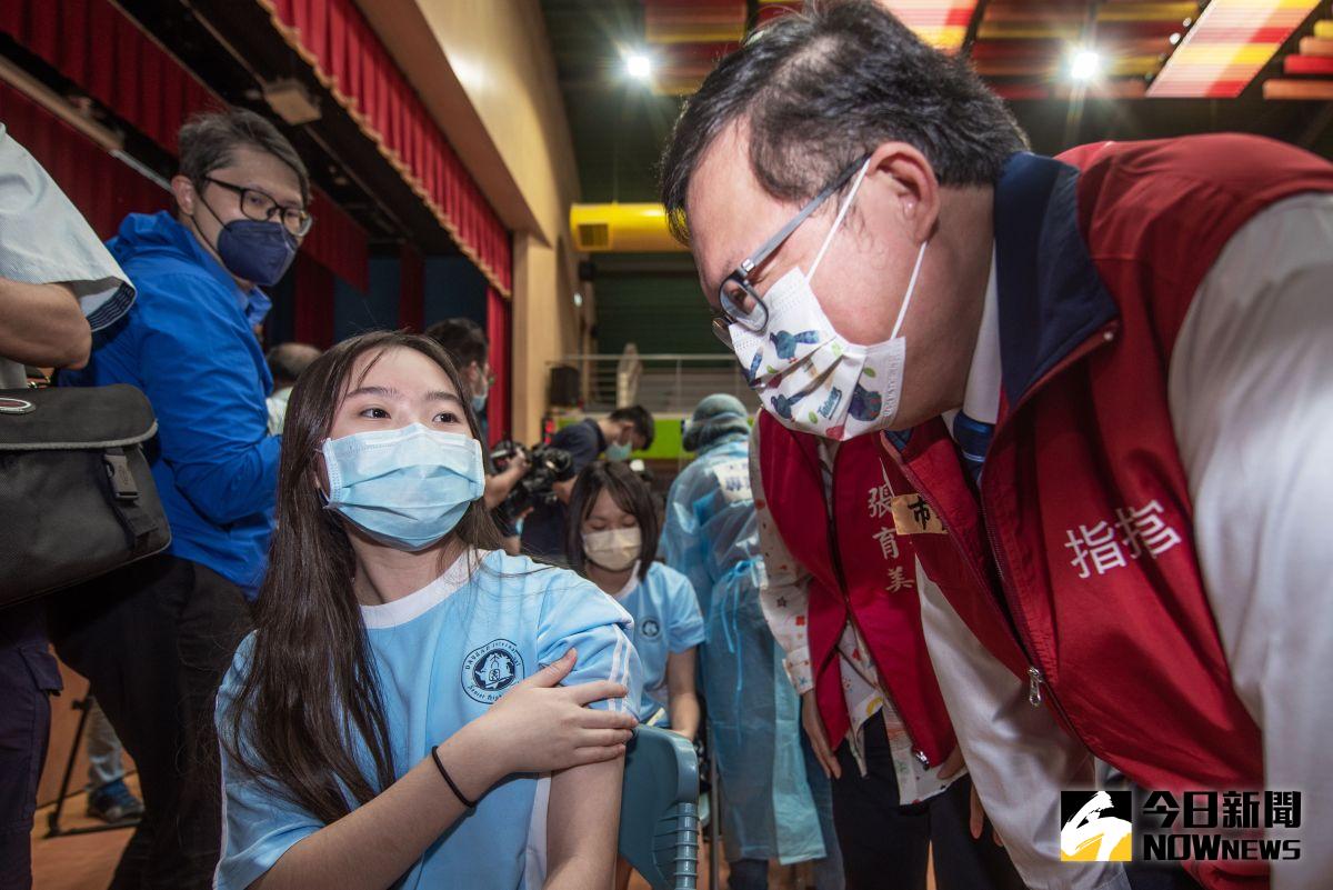 ▲校園BNT專案今日開打，桃園市長鄭文燦一早前往大園高中視察學生接種情形。（圖／記者李春台攝，2021.09.22）