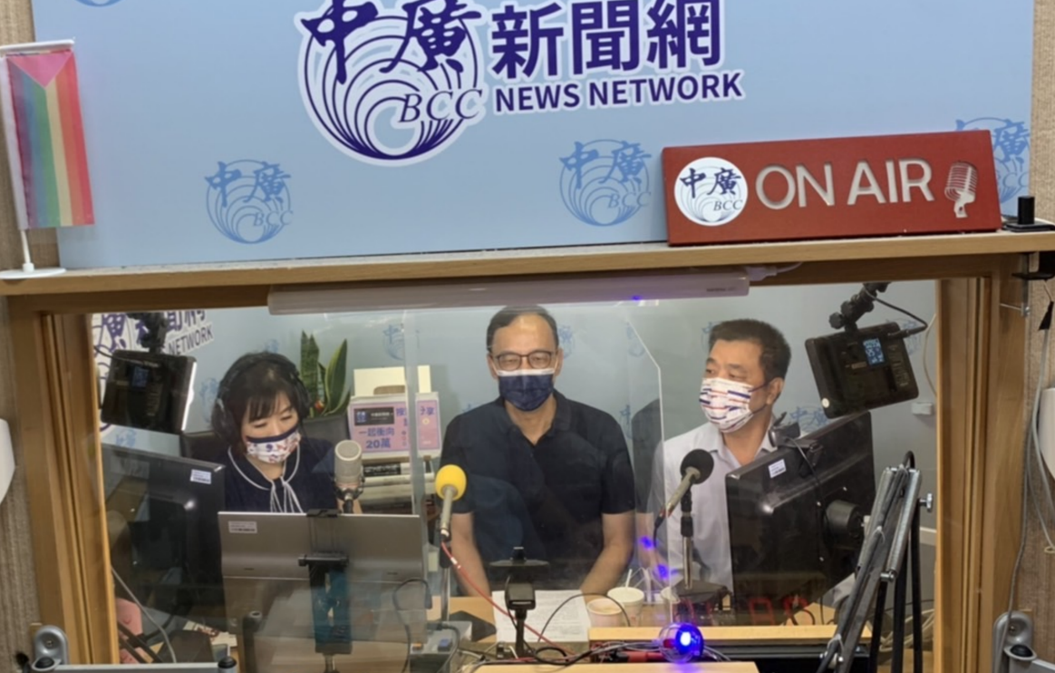 ▲國民黨主席候選人朱立倫合體前高雄市副市長陳雄文合體上廣播節目，暗指獲得韓系力挺，更透露與前高雄市長韓國瑜通過電話。（圖／朱立倫辦公室提供）