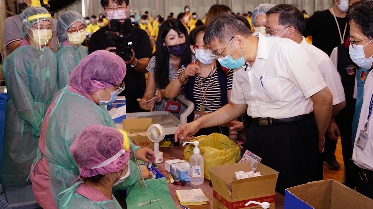 ▲台北市長柯文哲22日上午前往育成高中視察疫苗施打情況，在視察時發現BNT疫苗瓶身仍有簡體字，直呼中央「不知道之前在堅持什麼？」（圖／台北市政府提供）