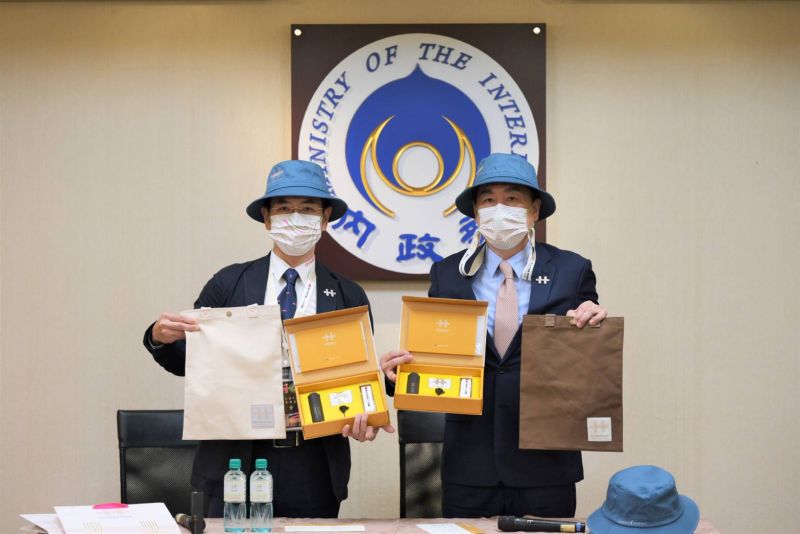 ▲國慶籌備會秘書長陳宗彥（右）開箱110年國慶紀念品。（圖／慶籌會提供）